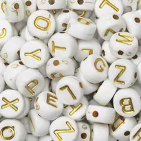 130 vita bokstavspärlor A–Z med guldiga bokstäver, Ø7 mm