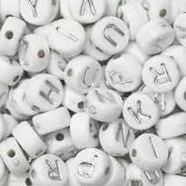 130 vita bokstavspärlor A–Z med silvriga bokstäver, Ø7 mm