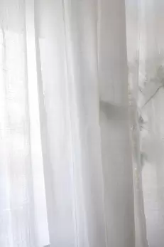 Gardin Sophie halvlinne dubbel bredd Vit Finns i tre Strl: