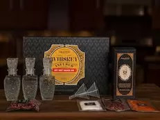 DIY Whiskey Infused Hot Sauce Presentlåda - Thoughtfully