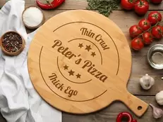 Personlig Serveringsbräda i Trä med Gravyr - Pizza