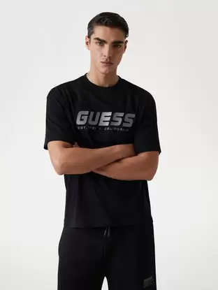 Önde logolu t-shirt