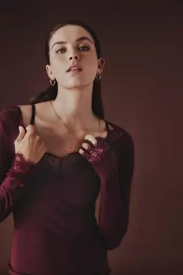 Camiseta con encaje de manga larga en modal y cash...