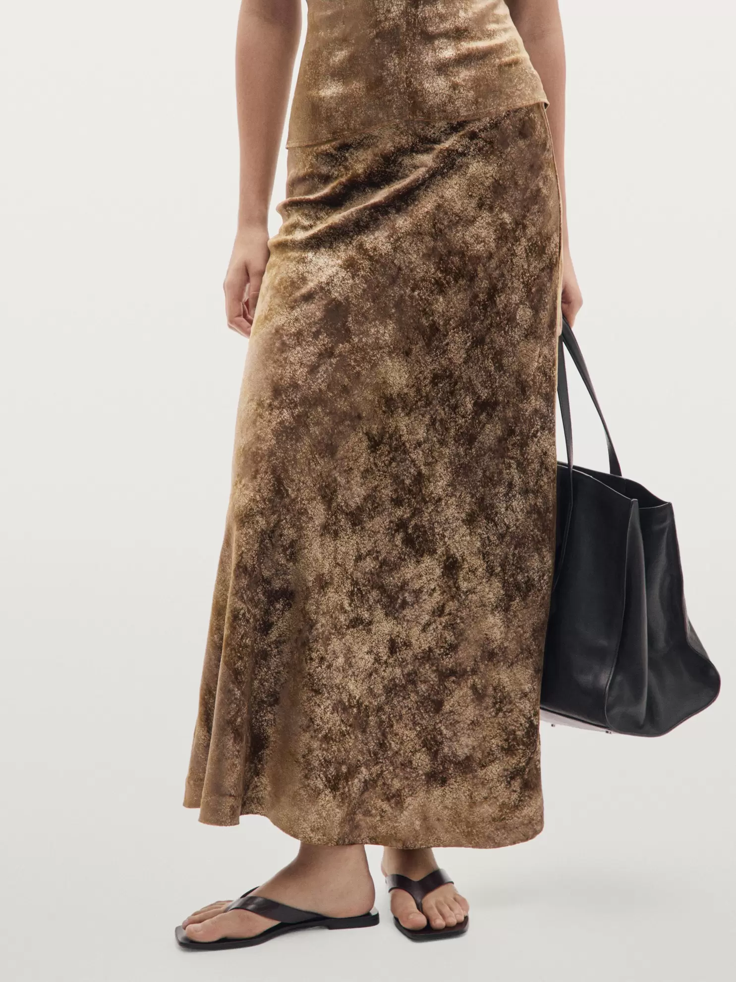 Metalik bitişli uzun kadife etek