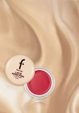 Latte Doğal Renk Veren Parlak Bitişli Dudak ve Yanak Balm'ı