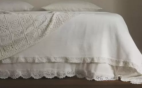 İŞLEMELİ VOLANLI PAMUKLU YATAK ÖRTÜSÜ