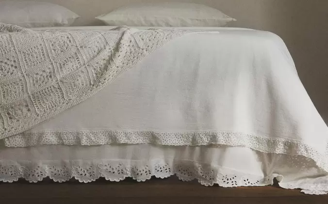 İŞLEMELİ VOLANLI PAMUKLU YATAK ÖRTÜSÜ