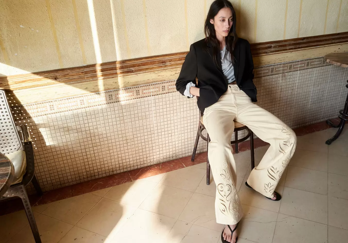 İşlemeli delikli düz kesim jean pantolon