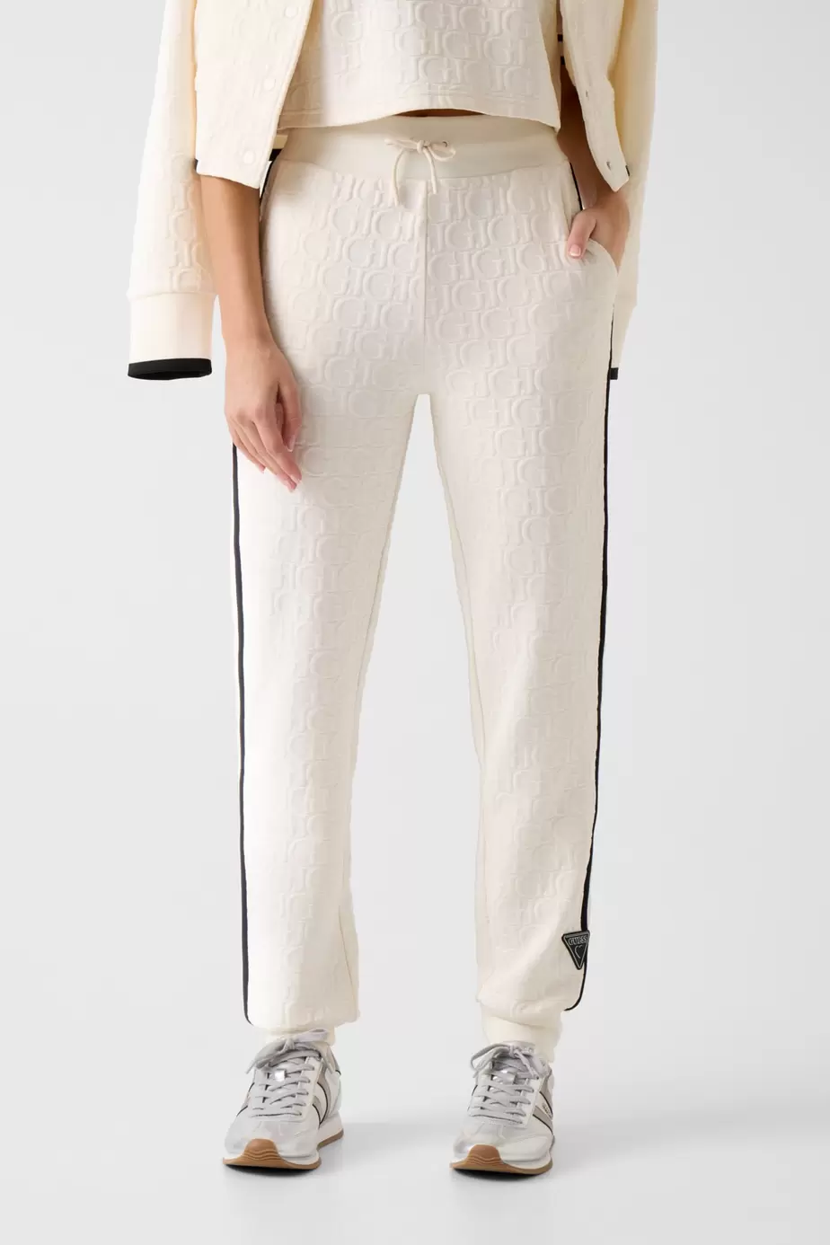 Pantalones con logo en relieve