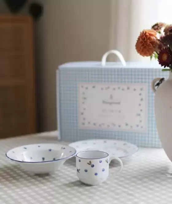 Christiania Glasmagasin-katalog i Kjøllefjord | Oppdag de nye barneservisene fra Porsgrund Porselen med blåbær og markjordbær, som består av 3 deler i et sett! Nå får du de på 30% hos oss | 2026-02-24T00:00:00.000Z - 2026-03-15T00:00:00.000Z